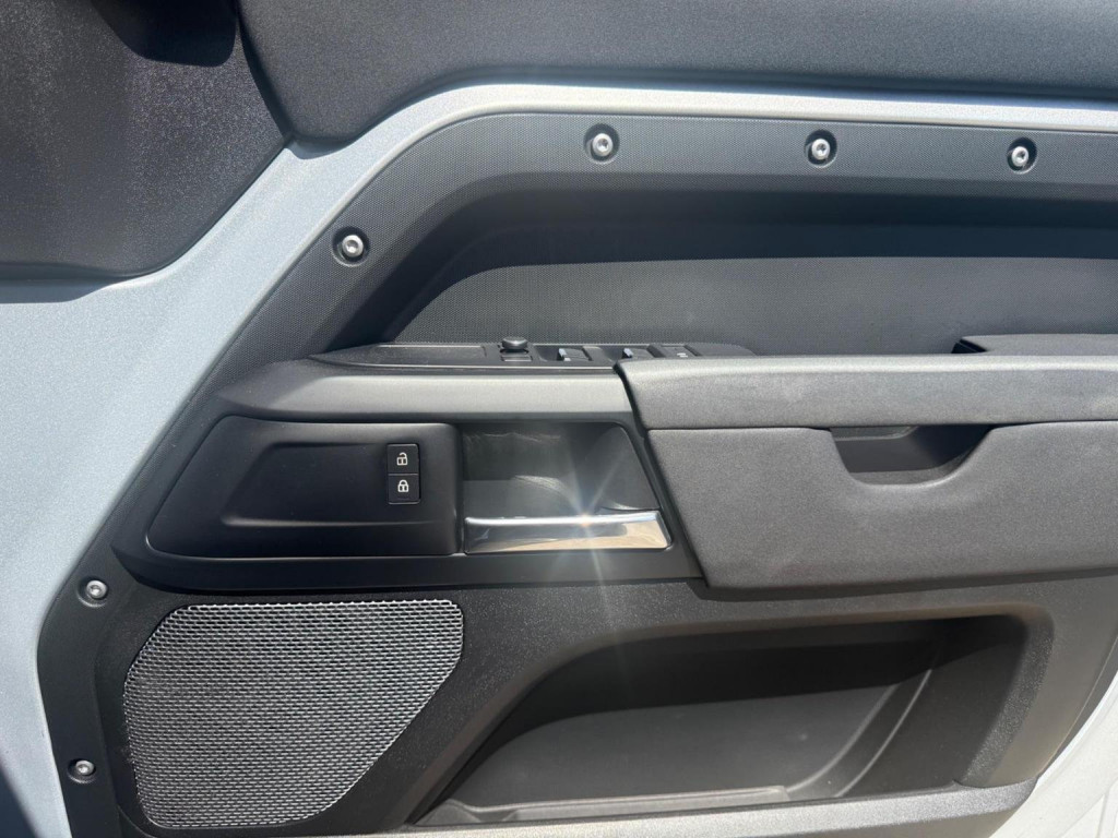 LAND ROVER DEFENDER 110