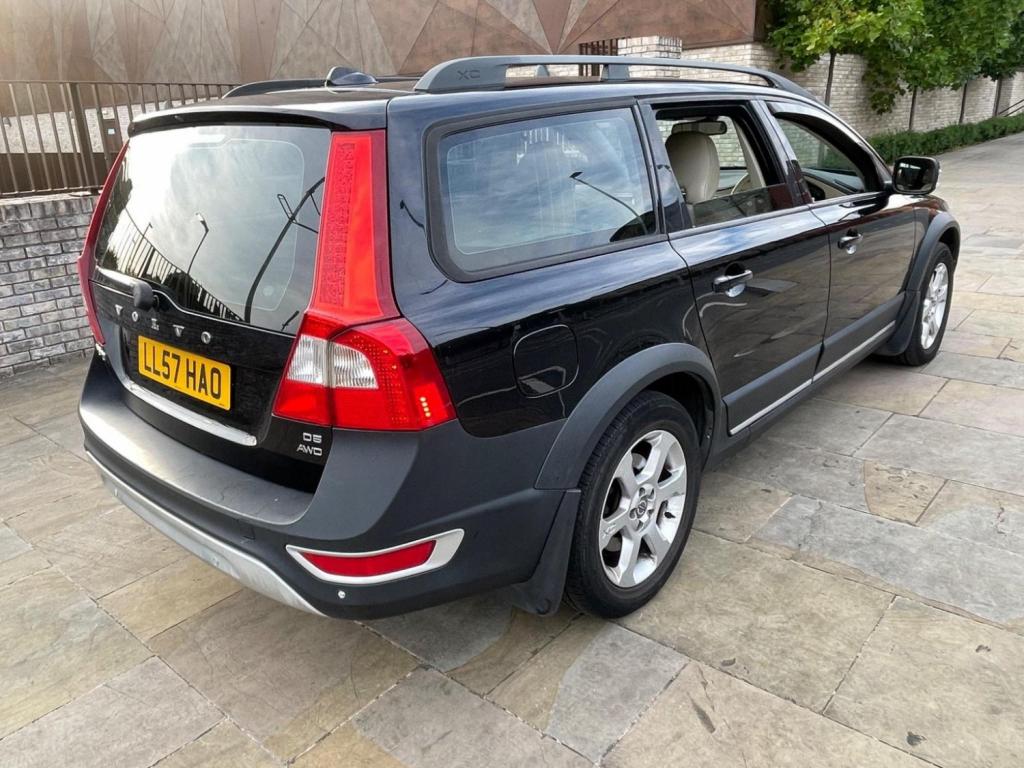 View VOLVO XC70 2.4 D5 SE Geartronic AWD Euro 4 5dr