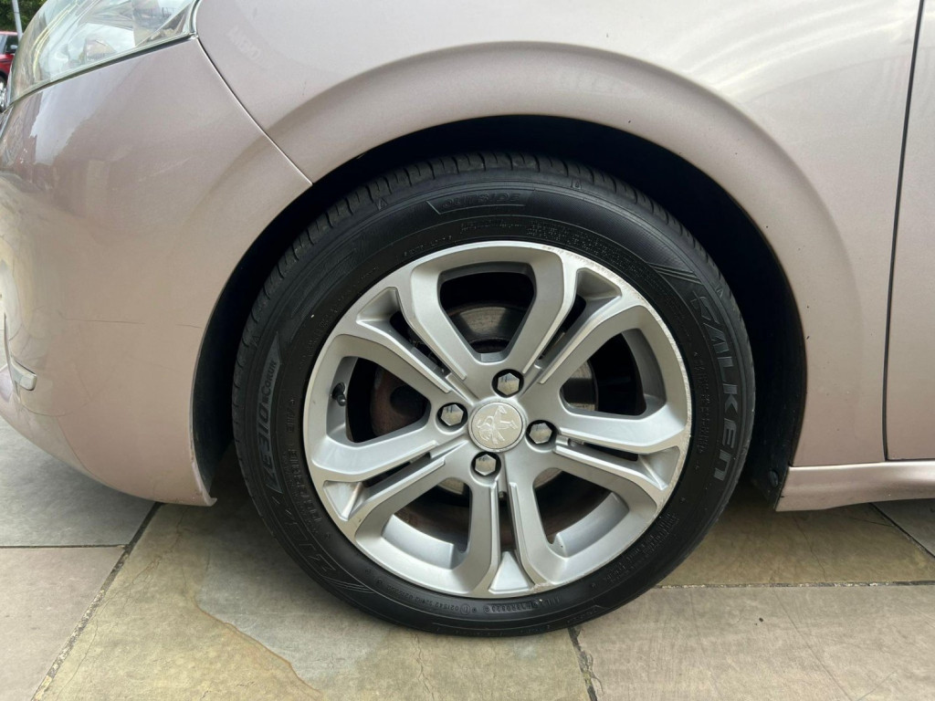 PEUGEOT 208