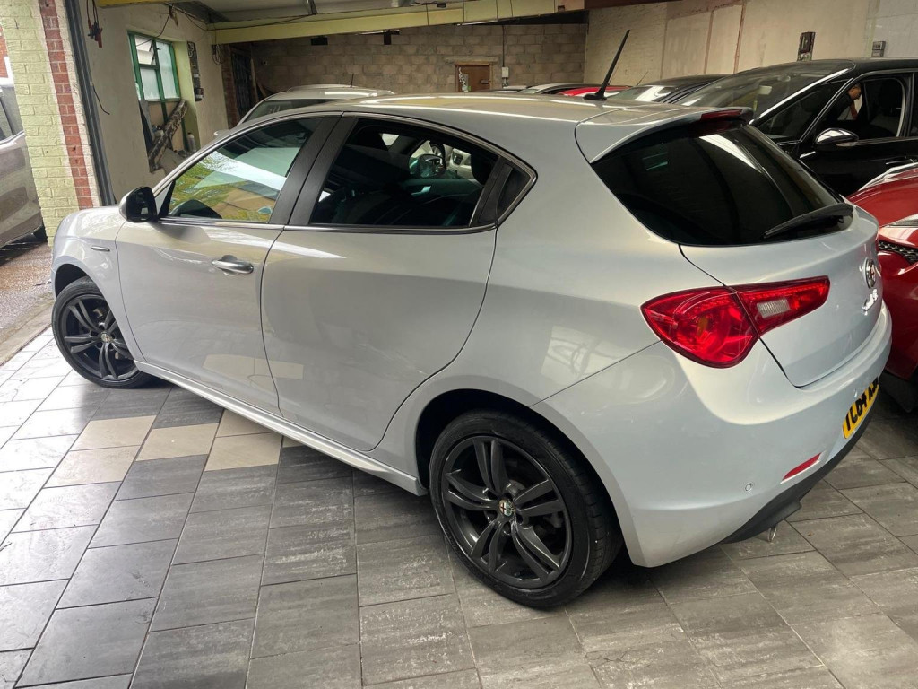 View ALFA ROMEO GIULIETTA 2.0 JTDM-2 Exclusive Euro 5 (s/s) 5dr