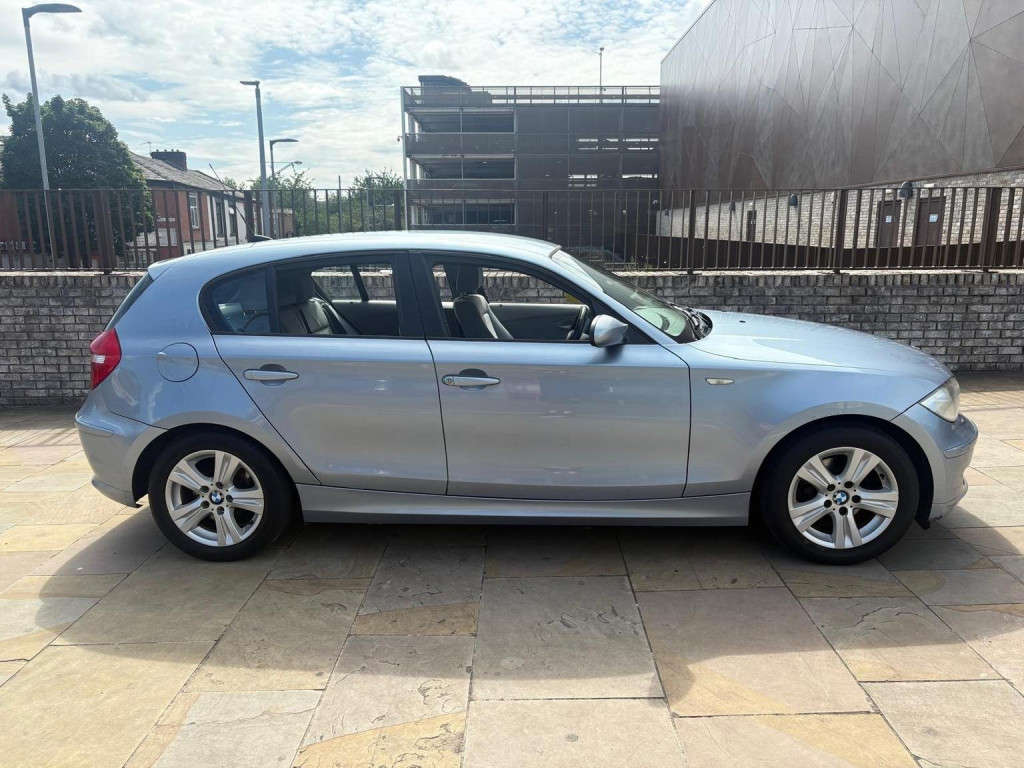 View BMW 1 SERIES 2.0 118d SE Euro 5 5dr
