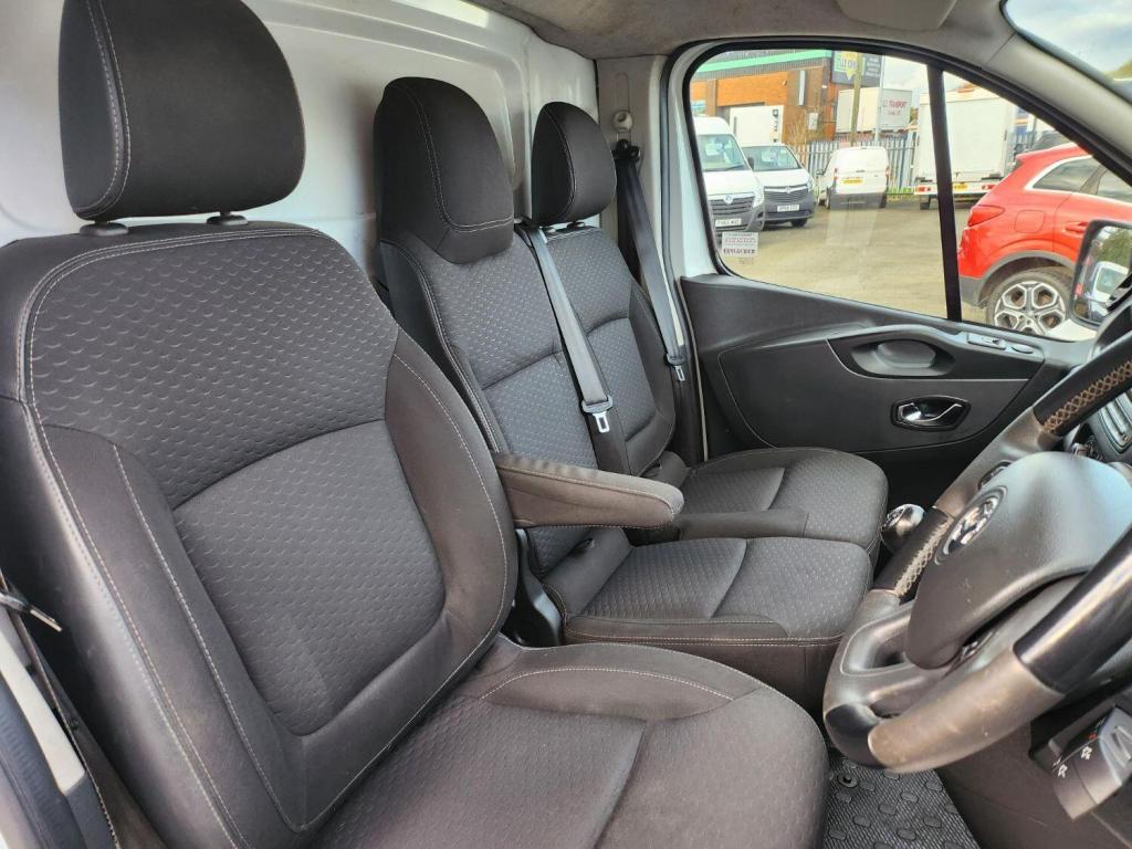 VAUXHALL VIVARO