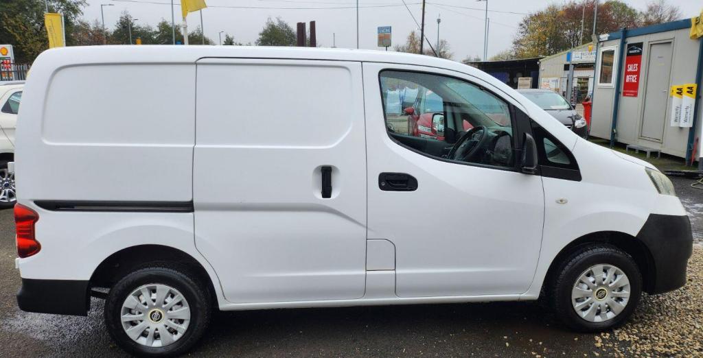 NISSAN NV200