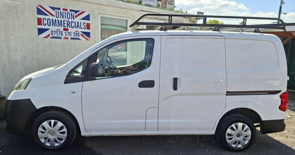 NISSAN NV200