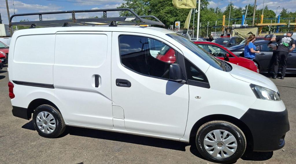 NISSAN NV200