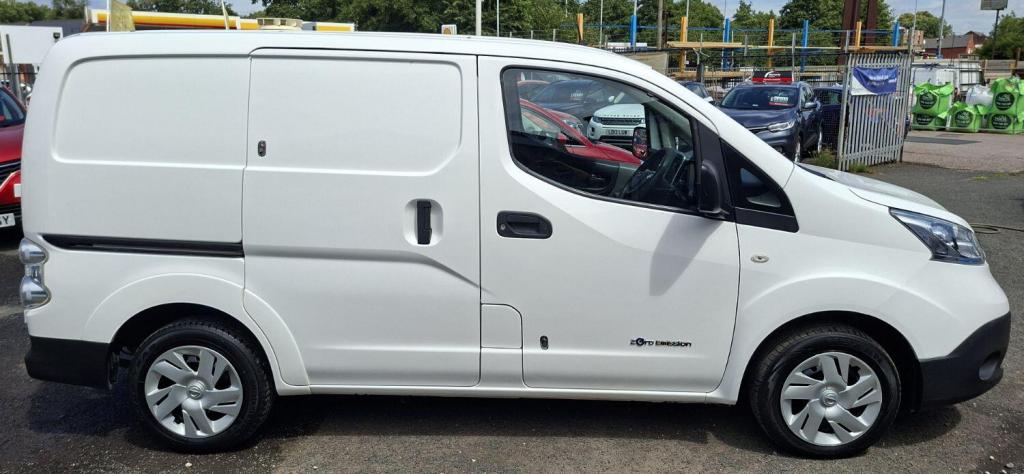 NISSAN E-NV200