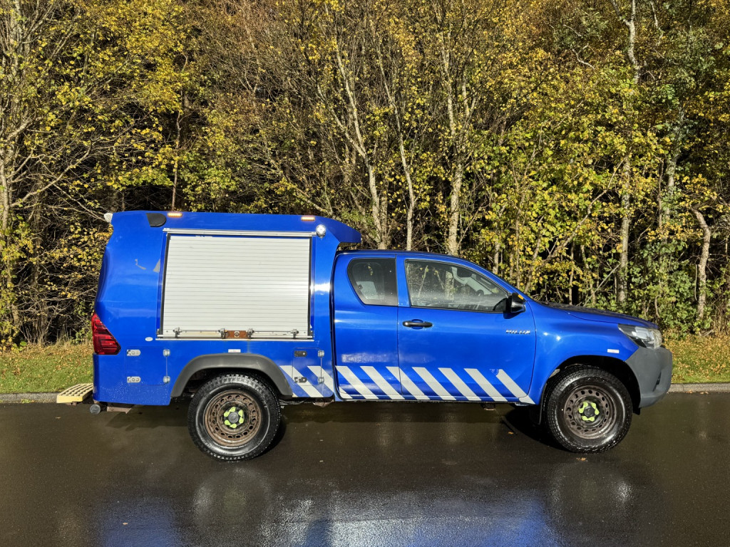 View TOYOTA HILUX 2.4 D-4D Active