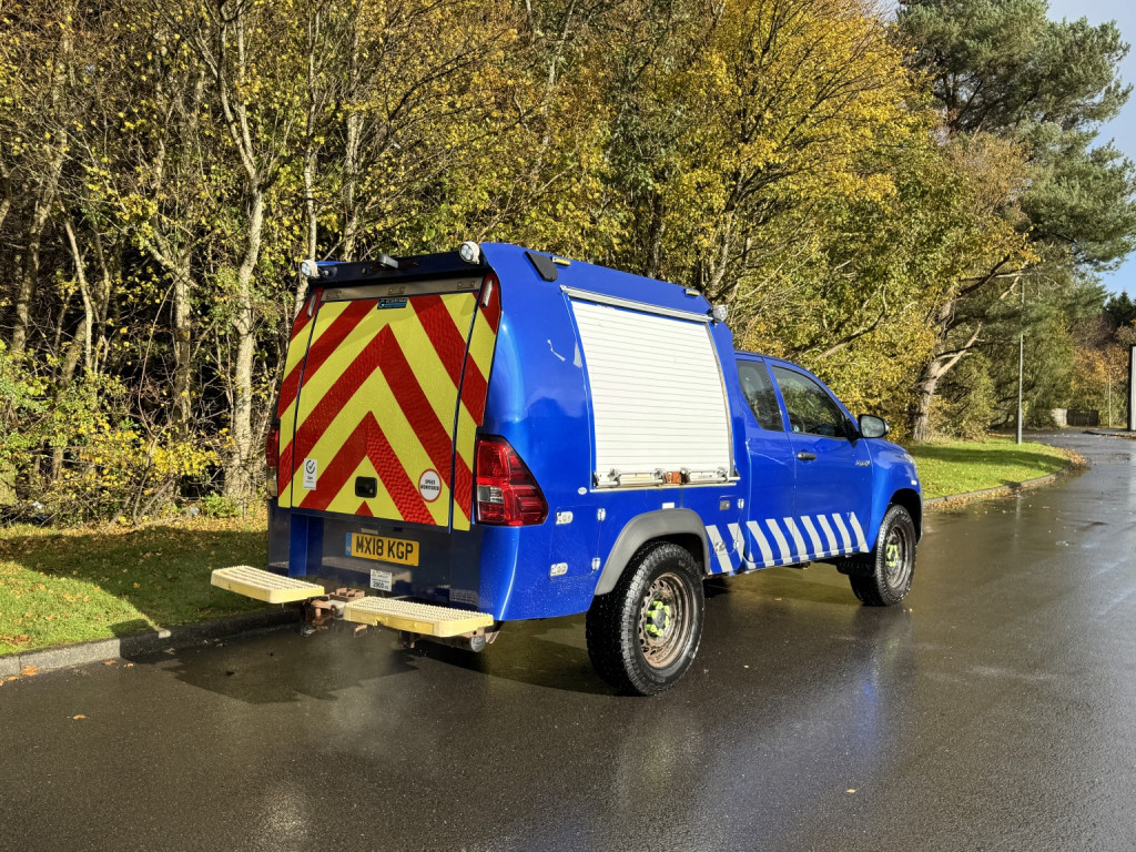 View TOYOTA HILUX 2.4 D-4D Active