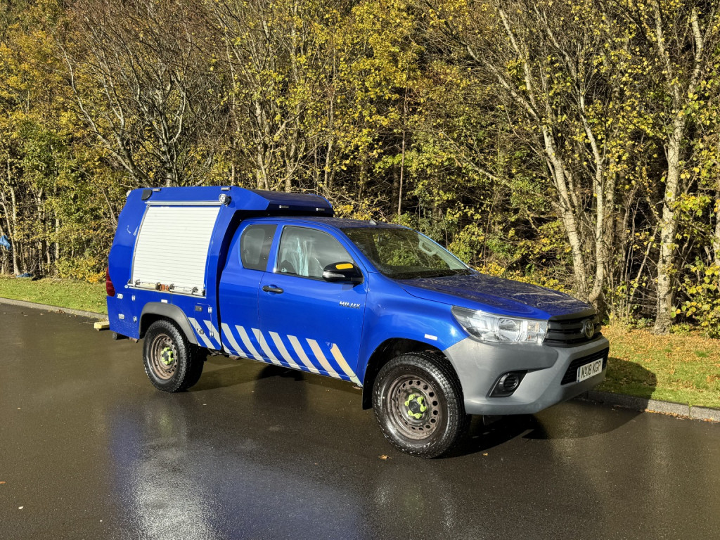 View TOYOTA HILUX 2.4 D-4D Active