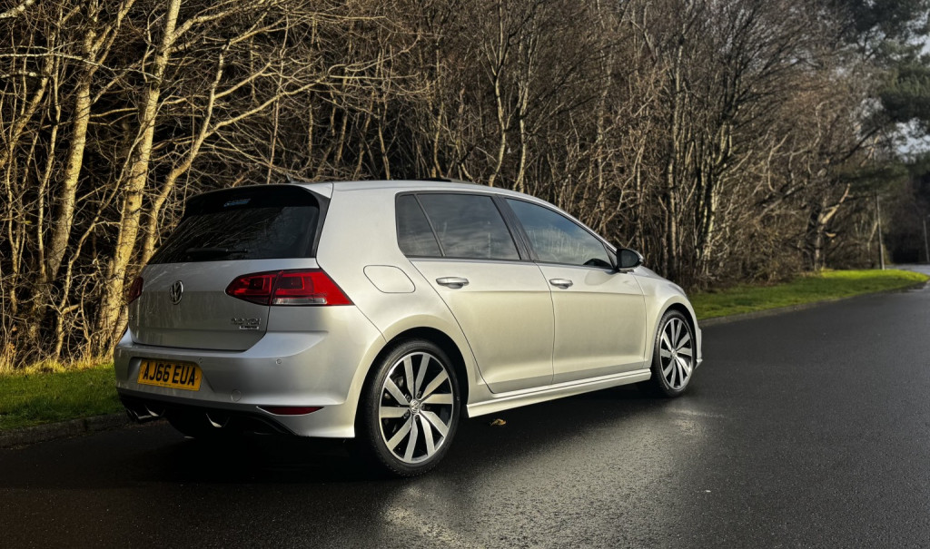 View VOLKSWAGEN GOLF 2.0 TDI BlueMotion Tech R-Line Edition