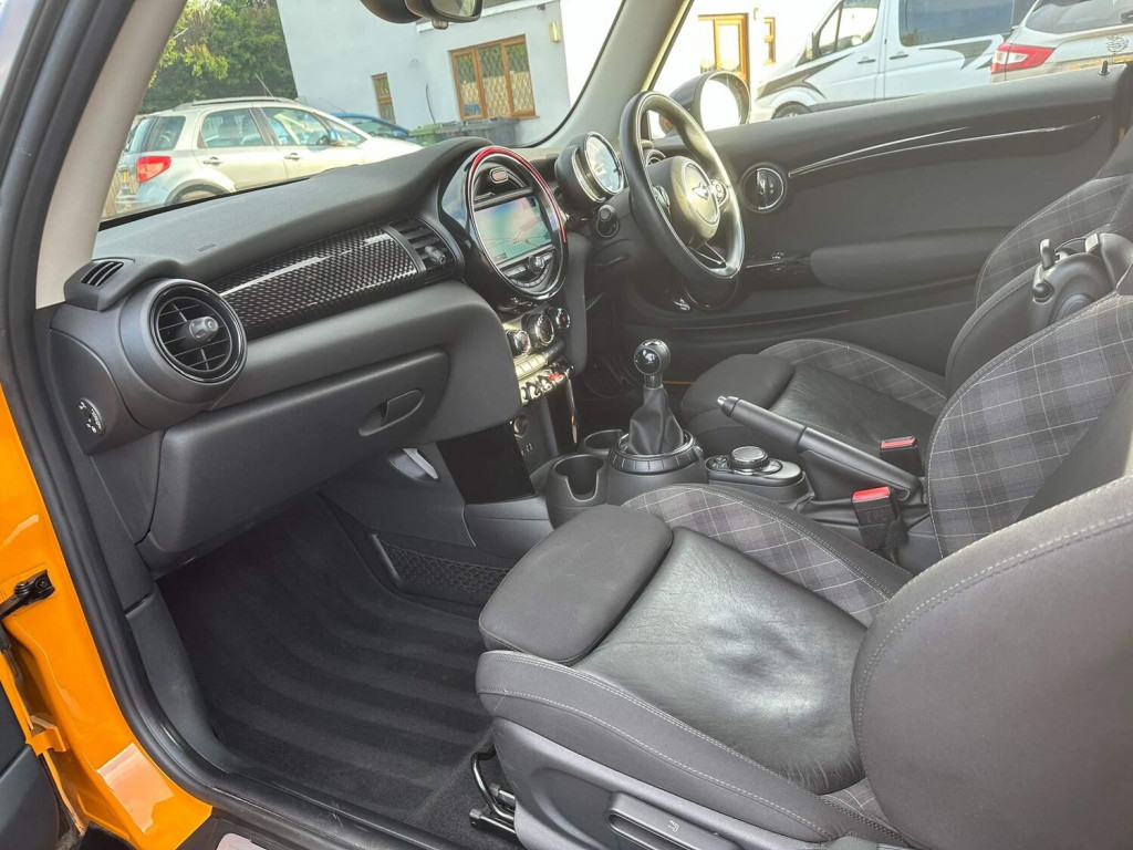 MINI HATCH