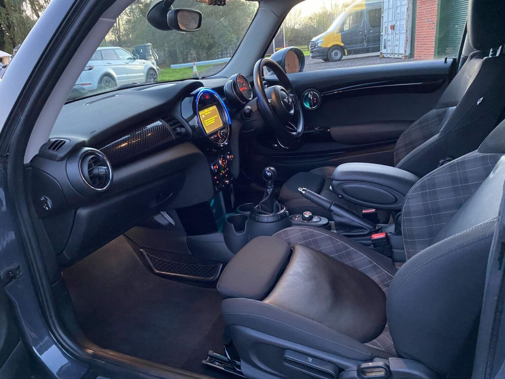 MINI HATCH