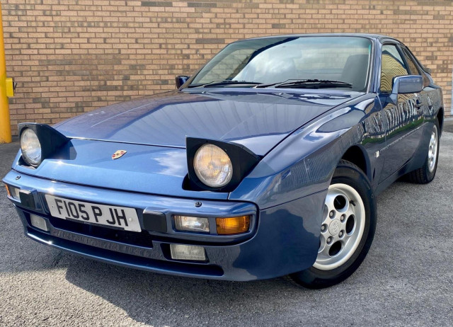 PORSCHE 944