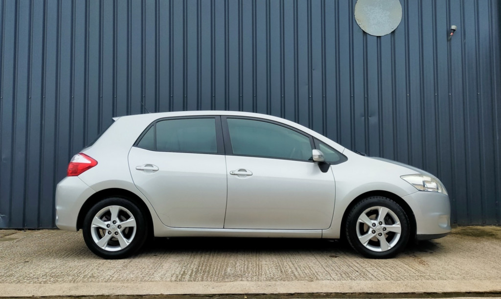 TOYOTA AURIS