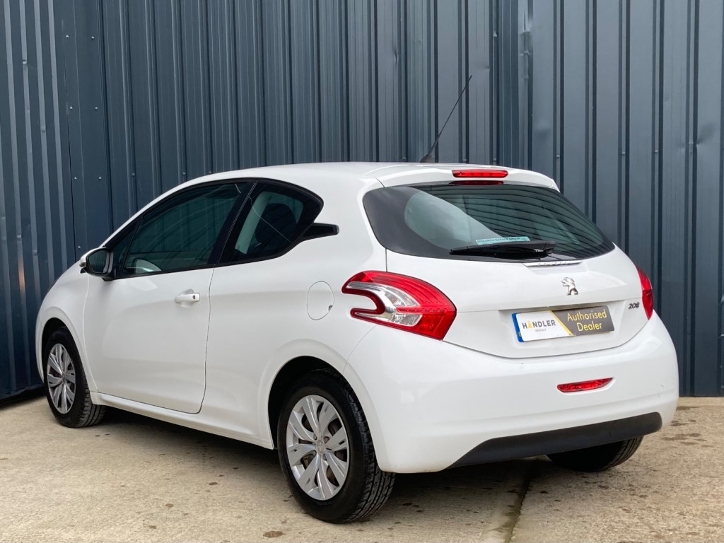 PEUGEOT 208