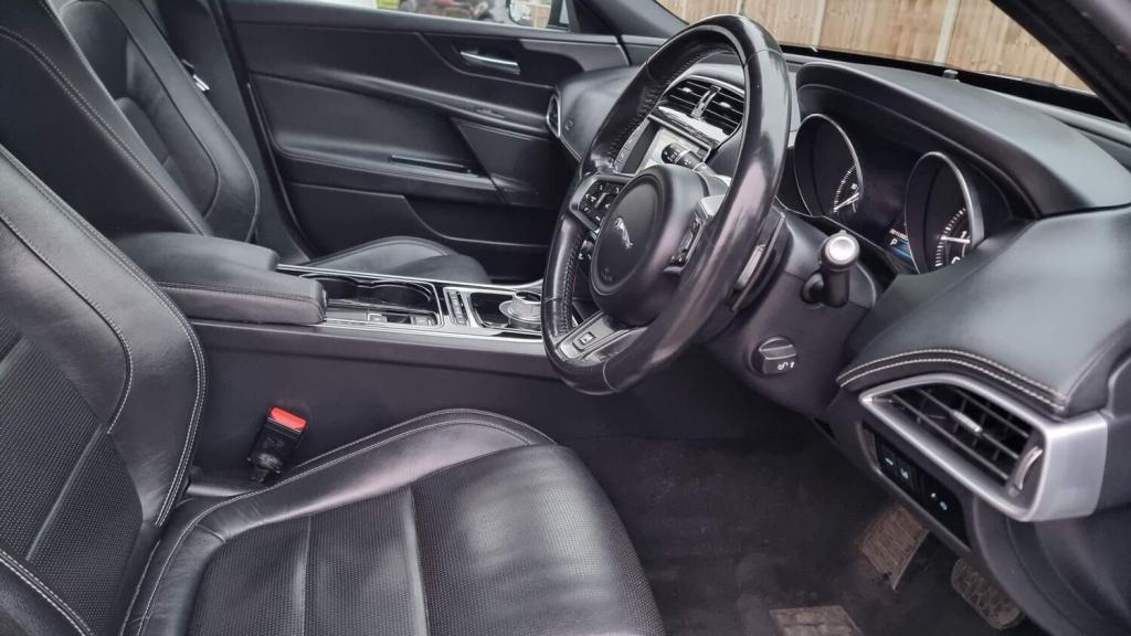 JAGUAR XE