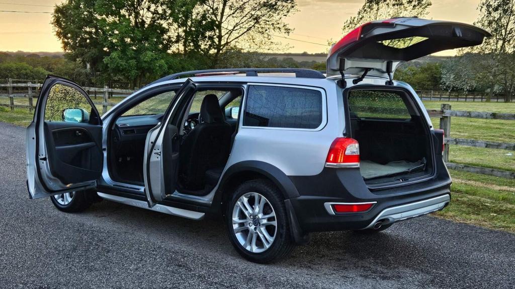 View VOLVO XC70 2.4 D4 SE Lux Auto AWD Euro 6 (s/s) 5dr