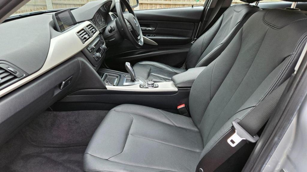 View BMW 3 SERIES 2.0 320i SE Touring Auto Euro 6 (s/s) 5dr