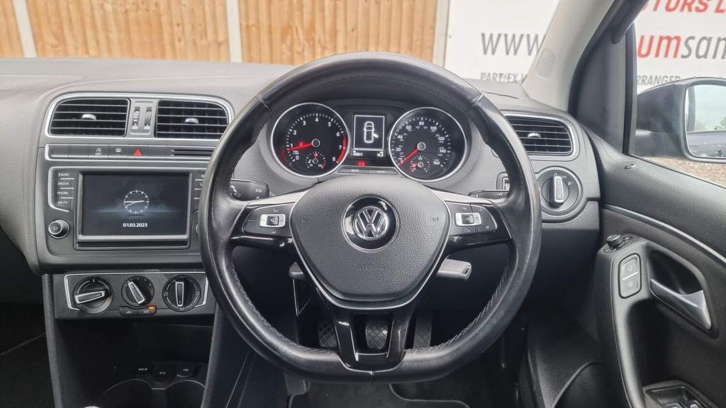 VOLKSWAGEN POLO