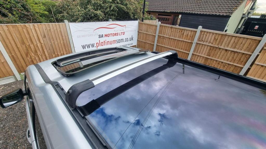 View LAND ROVER DISCOVERY 3 2.7 TD V6 HSE 5dr