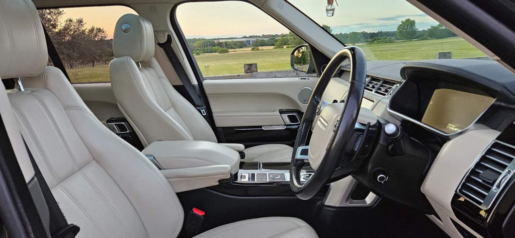 View LAND ROVER RANGE ROVER 3.0 TD V6 Vogue Auto 4WD Euro 6 (s/s) 5dr