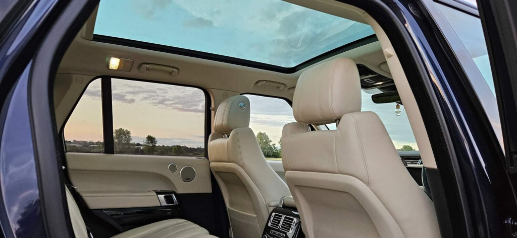 View LAND ROVER RANGE ROVER 3.0 TD V6 Vogue Auto 4WD Euro 6 (s/s) 5dr