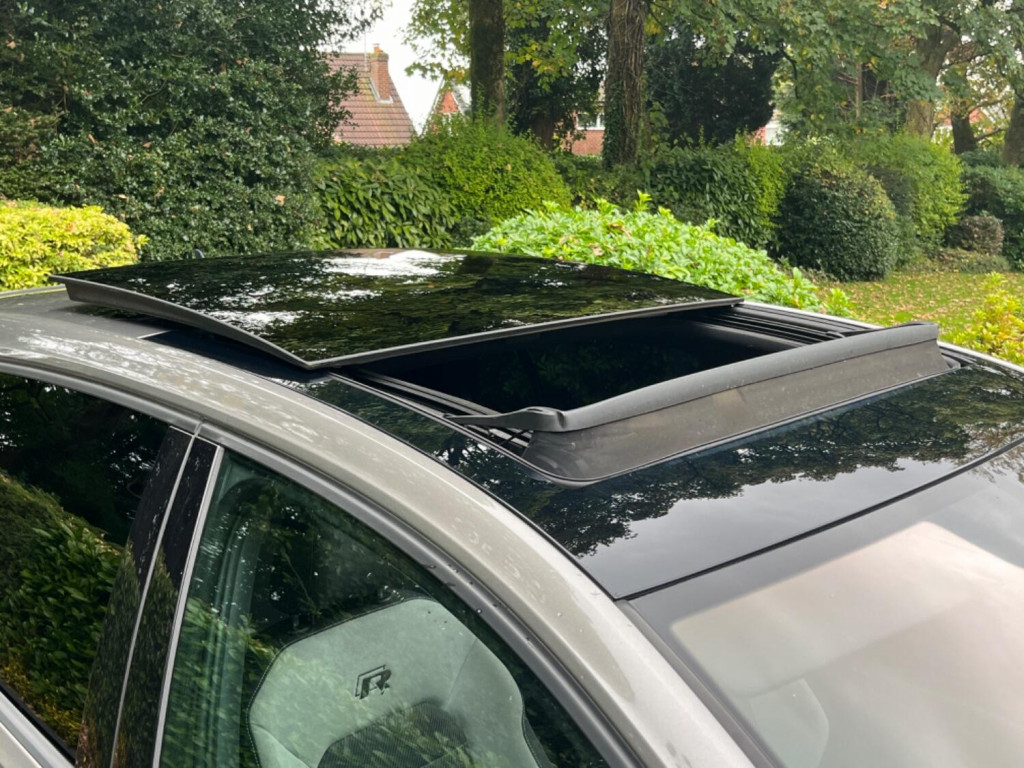 View VOLKSWAGEN GOLF 2.0 TSI BlueMotion Tech R