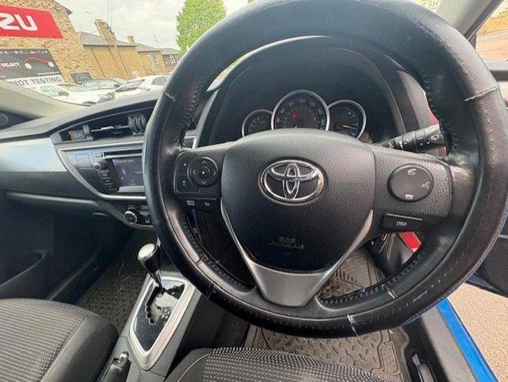 TOYOTA AURIS