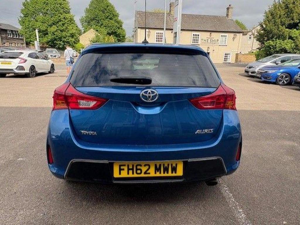 TOYOTA AURIS
