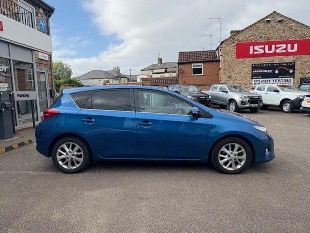 TOYOTA AURIS