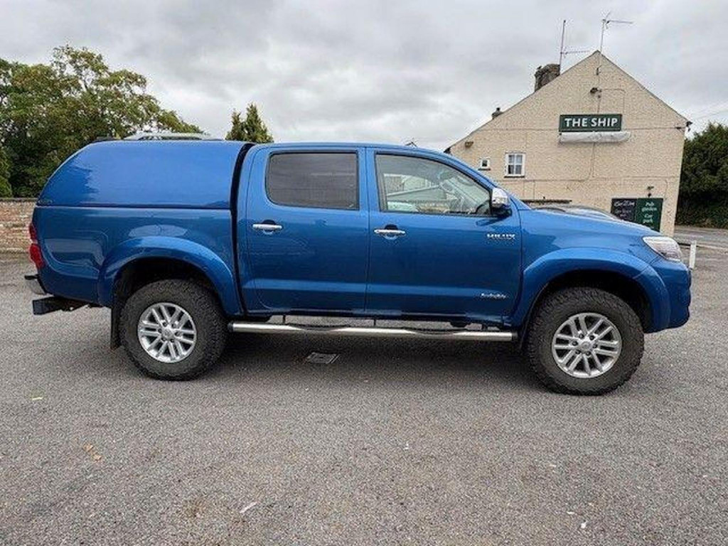 View TOYOTA HILUX 3.0 D-4D Invincible Auto 4WD Euro 5 4dr