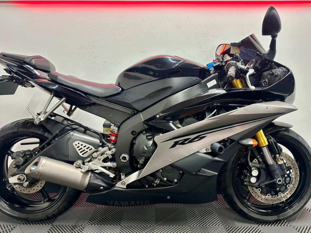 YAMAHA R6