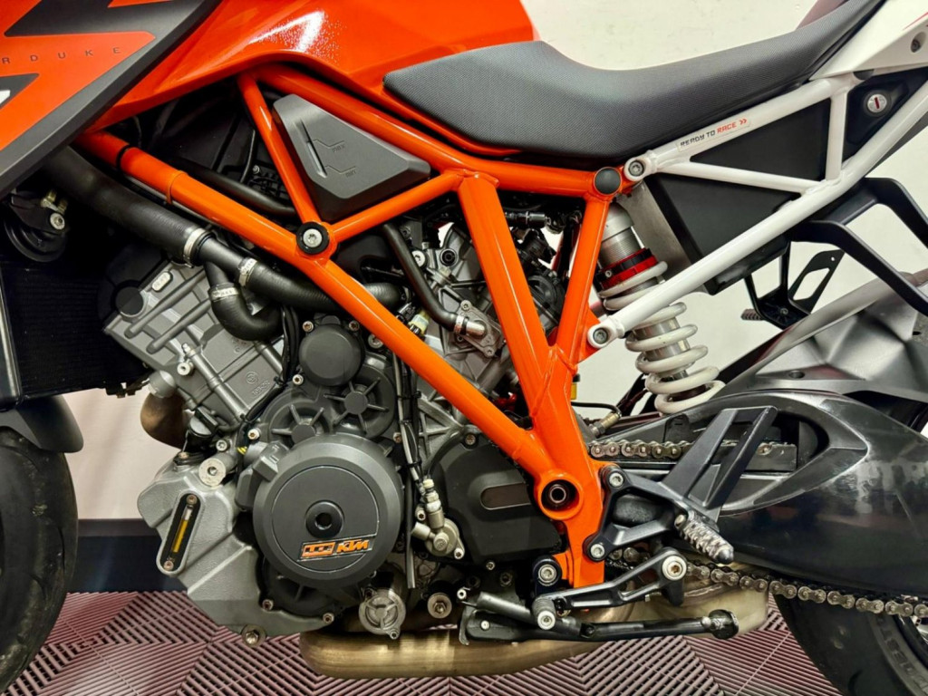 KTM 1290 SUPER DUKE R