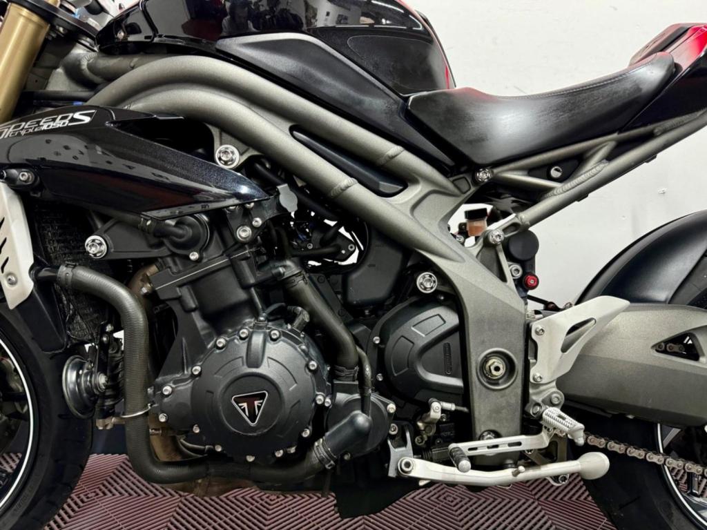 TRIUMPH SPEED TRIPLE 1050
