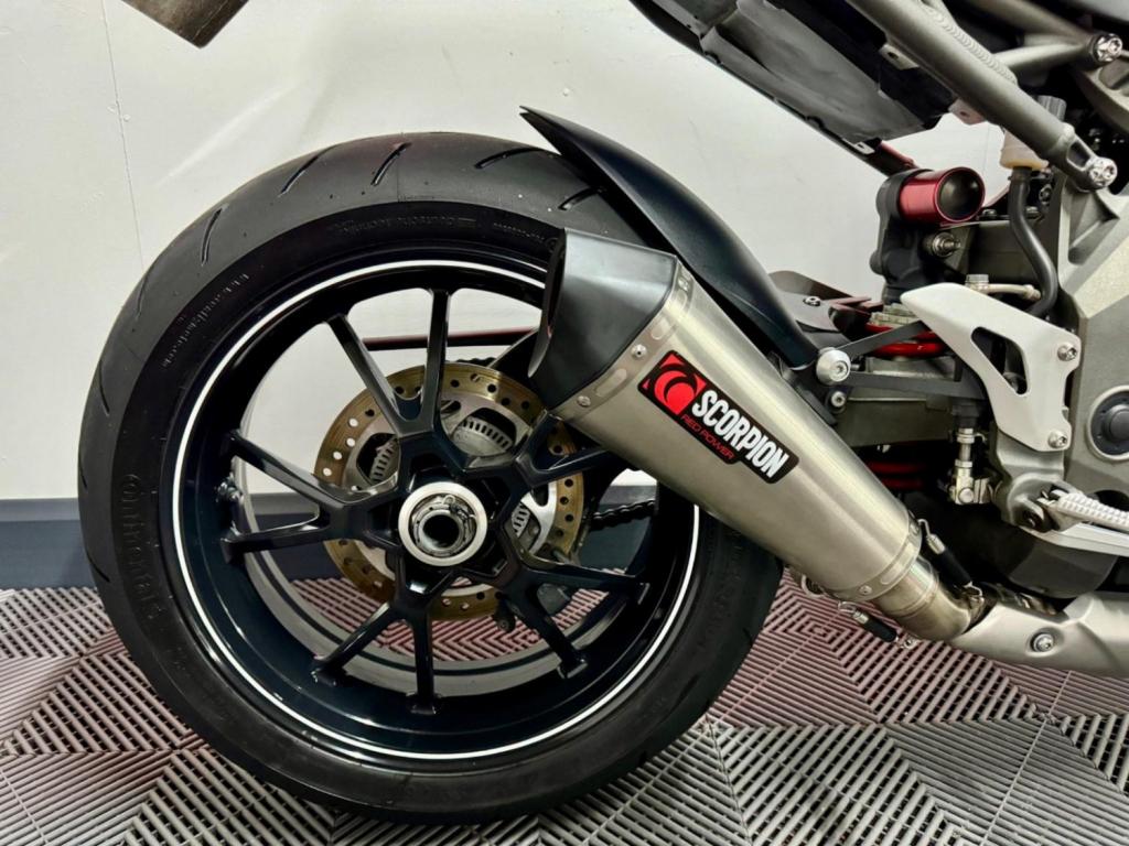 TRIUMPH SPEED TRIPLE 1050