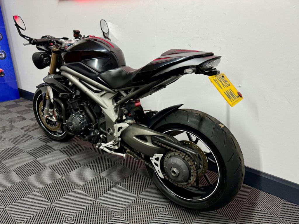 TRIUMPH SPEED TRIPLE 1050