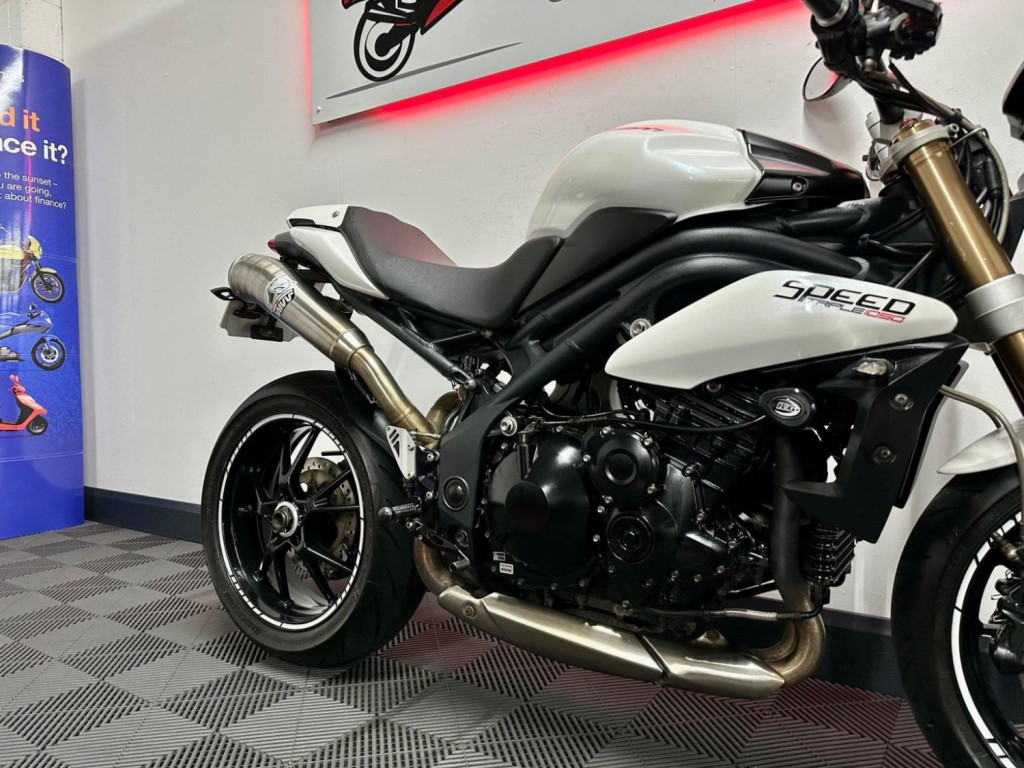 TRIUMPH SPEED TRIPLE 1050