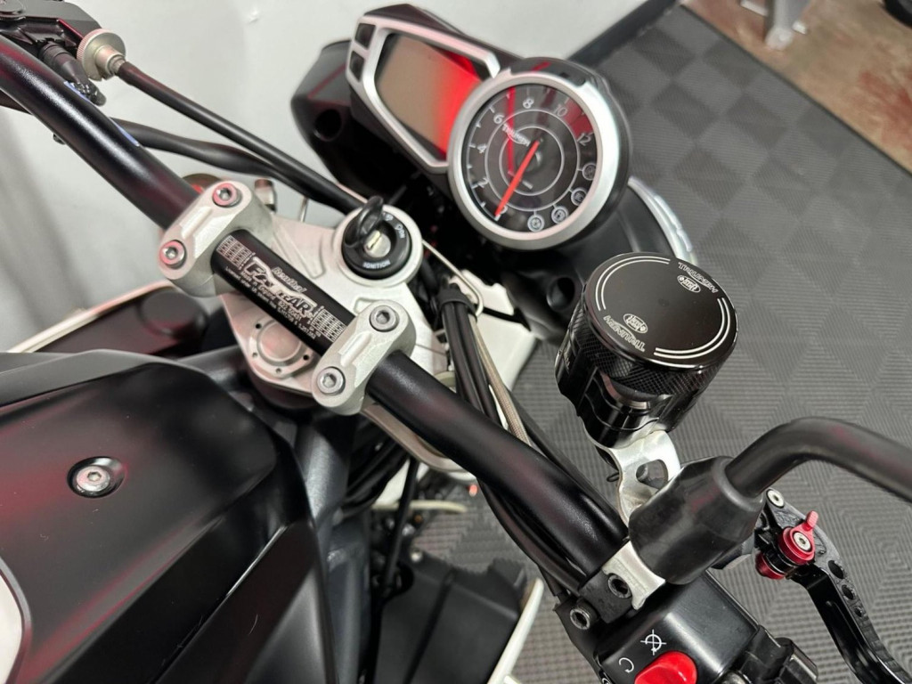 TRIUMPH SPEED TRIPLE 1050