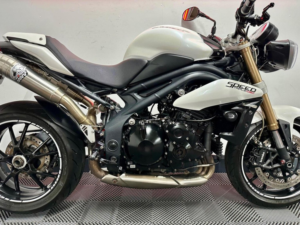 TRIUMPH SPEED TRIPLE 1050