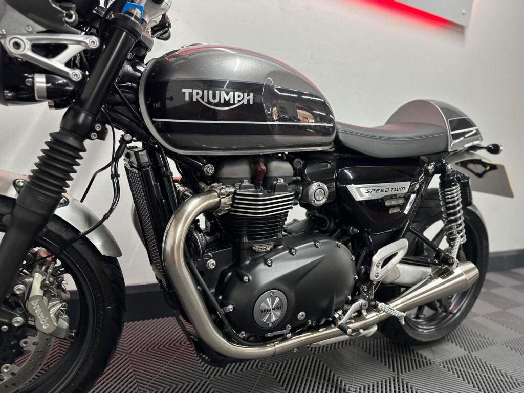 TRIUMPH SPEED TWIN