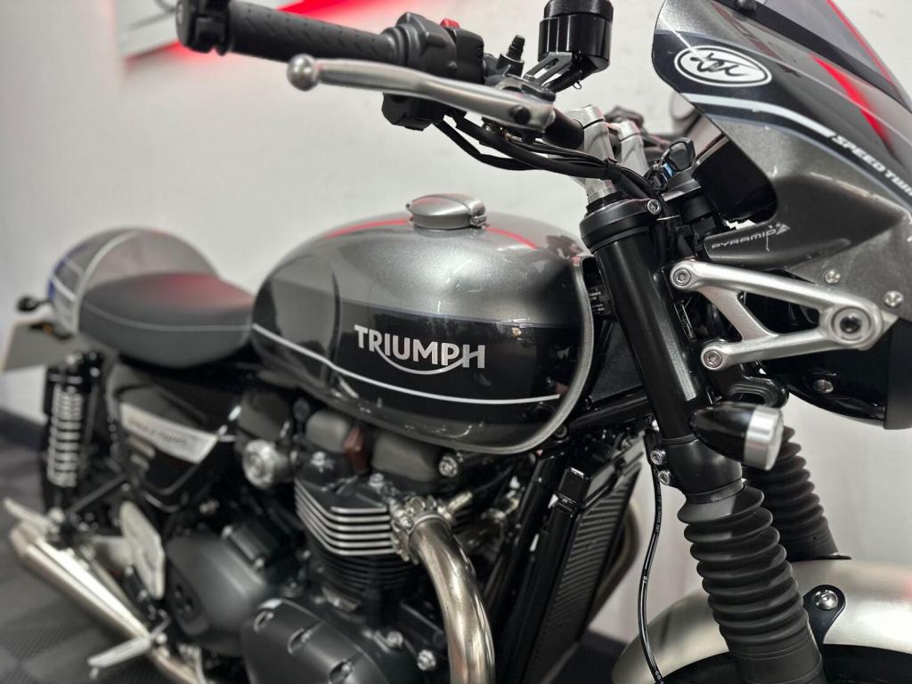 TRIUMPH SPEED TWIN