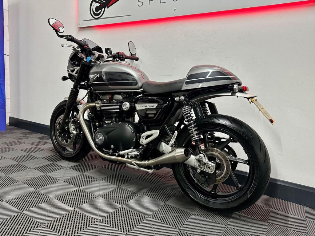 TRIUMPH SPEED TWIN