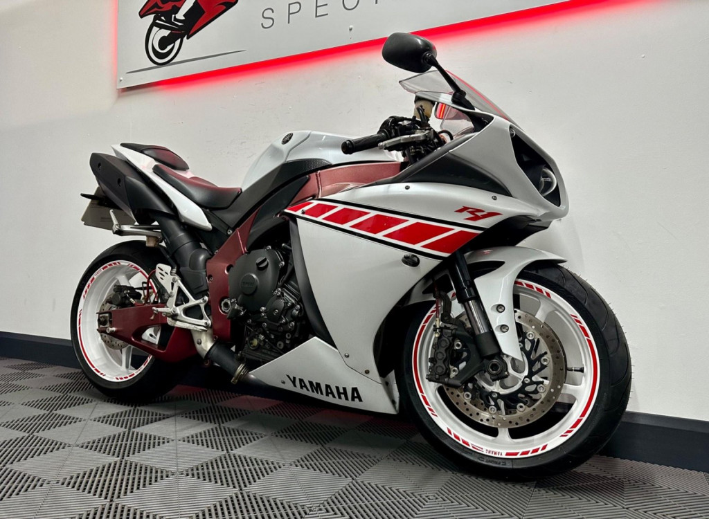 YAMAHA R1