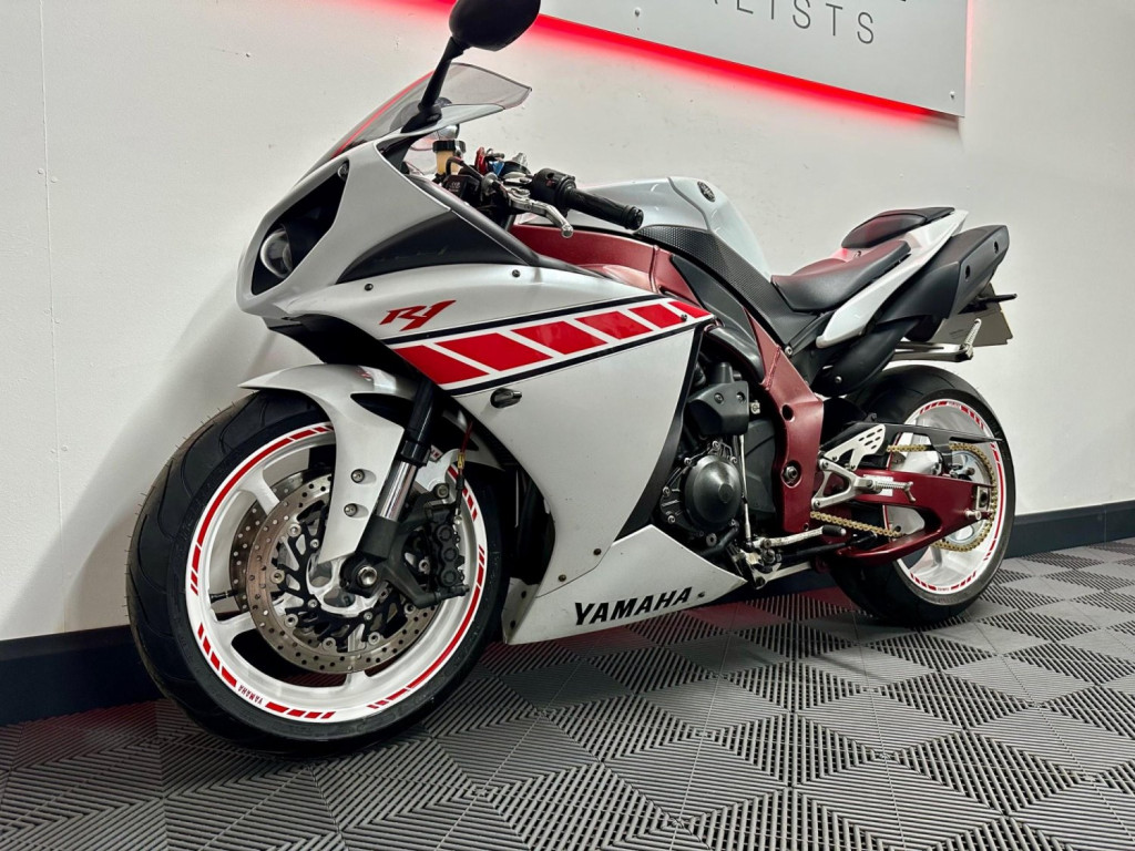 YAMAHA R1