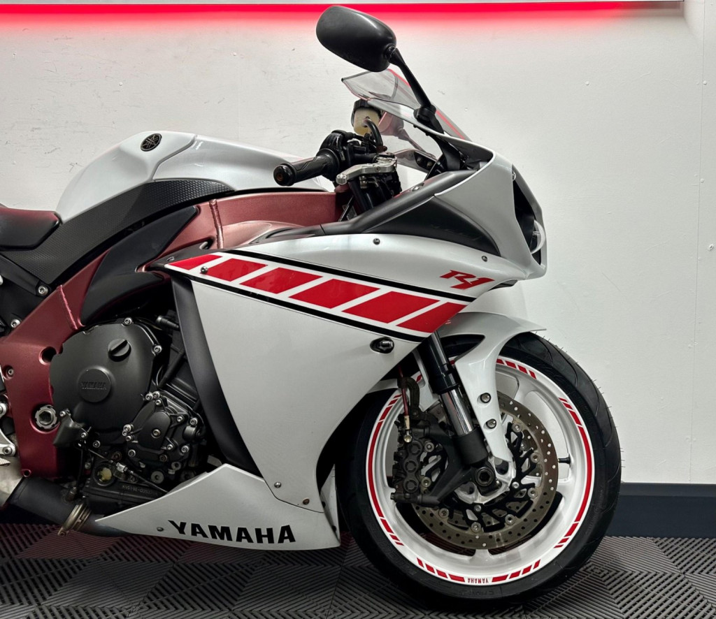 YAMAHA R1