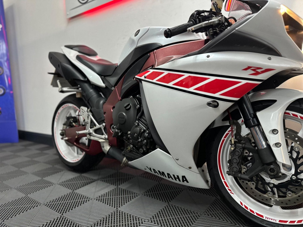 YAMAHA R1