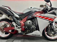 YAMAHA R1