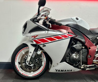 YAMAHA R1