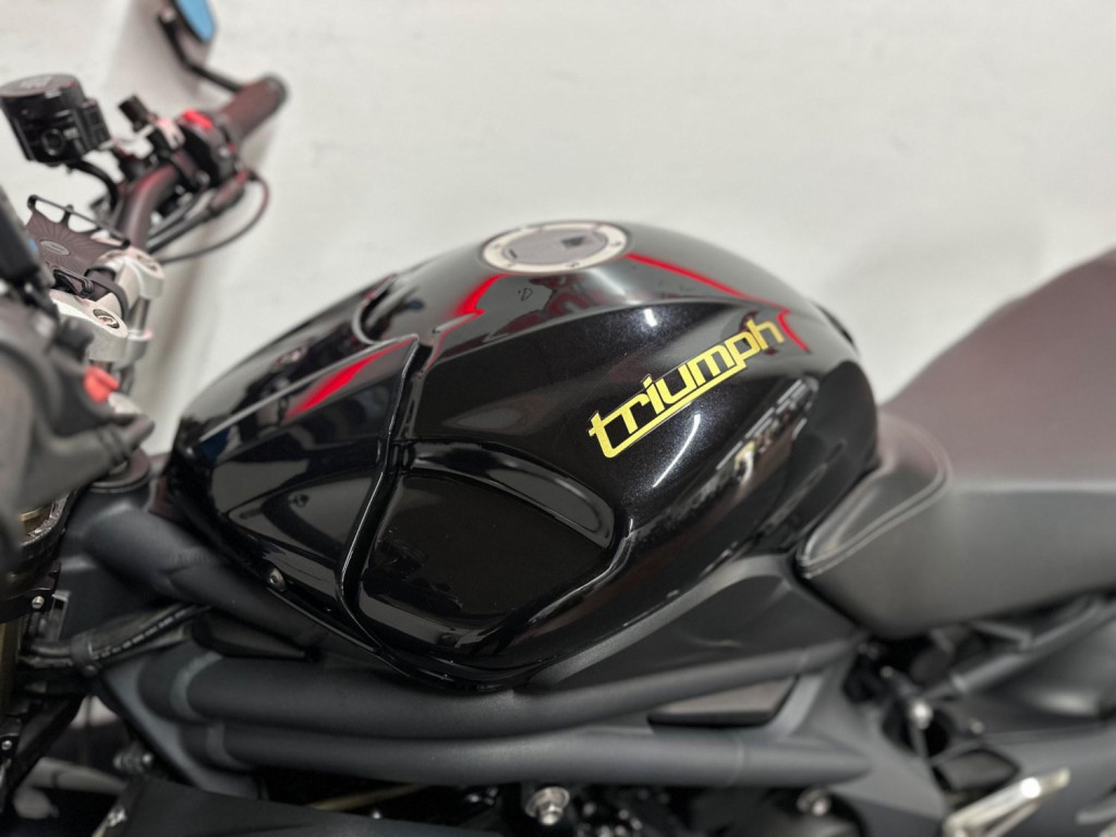 TRIUMPH SPEED TRIPLE 1050