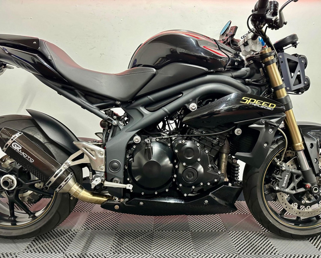 TRIUMPH SPEED TRIPLE 1050